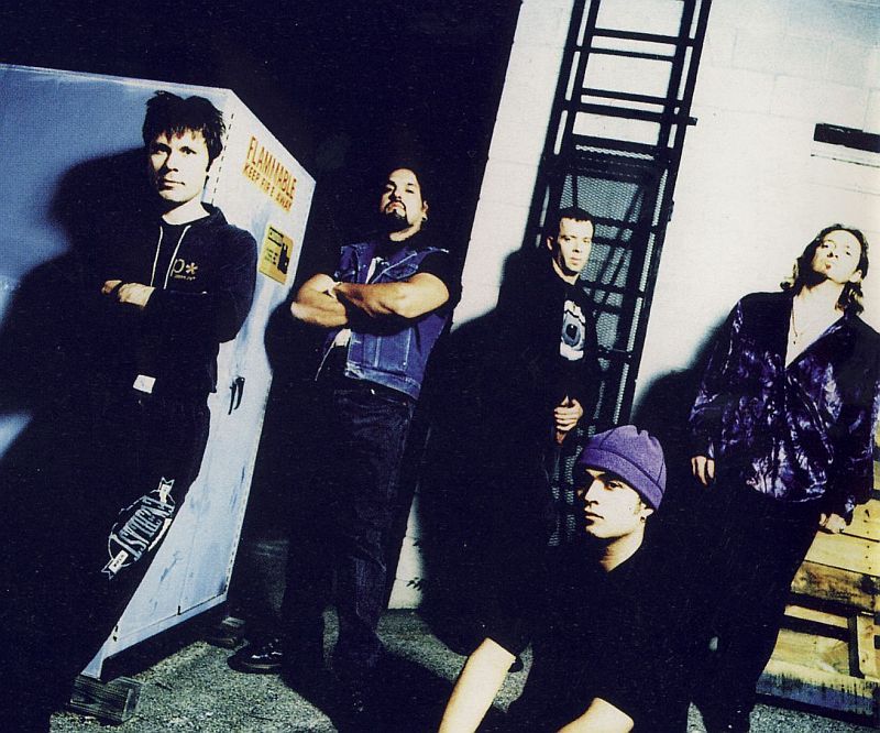 La banda de Bruce Dickinson, de izquierda a derecha: Bruce, el bajista Eddie Casillas, el baterista David Ingraham, el guitarrista y productor Roy Z, y el único Adrian Smith.