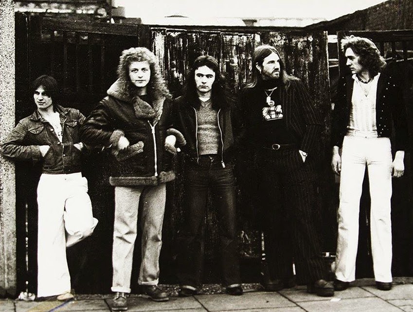 Tony Moore (teclados), Dennis Wilcock (voz), Steve Harris (bajo), Barry Purkis "Thunderstick" (batería) y Terry Wapram	(guitarra)