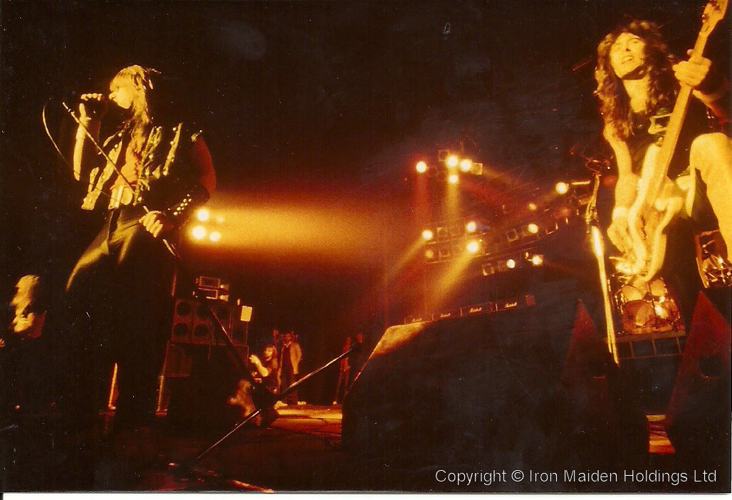 Rainbow Theatre, de Londres, Inglaterra, Bruce debuta en vivo con Iron Maiden en Inglaterra